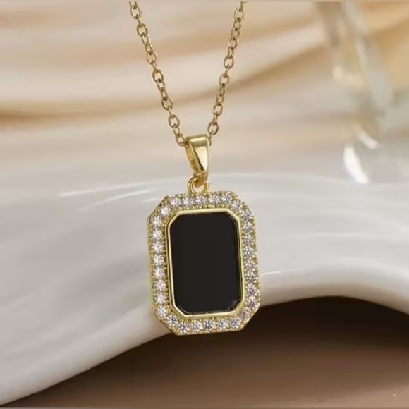 Elegant Gold and Black Pendant Necklace - Picture 2 of 4